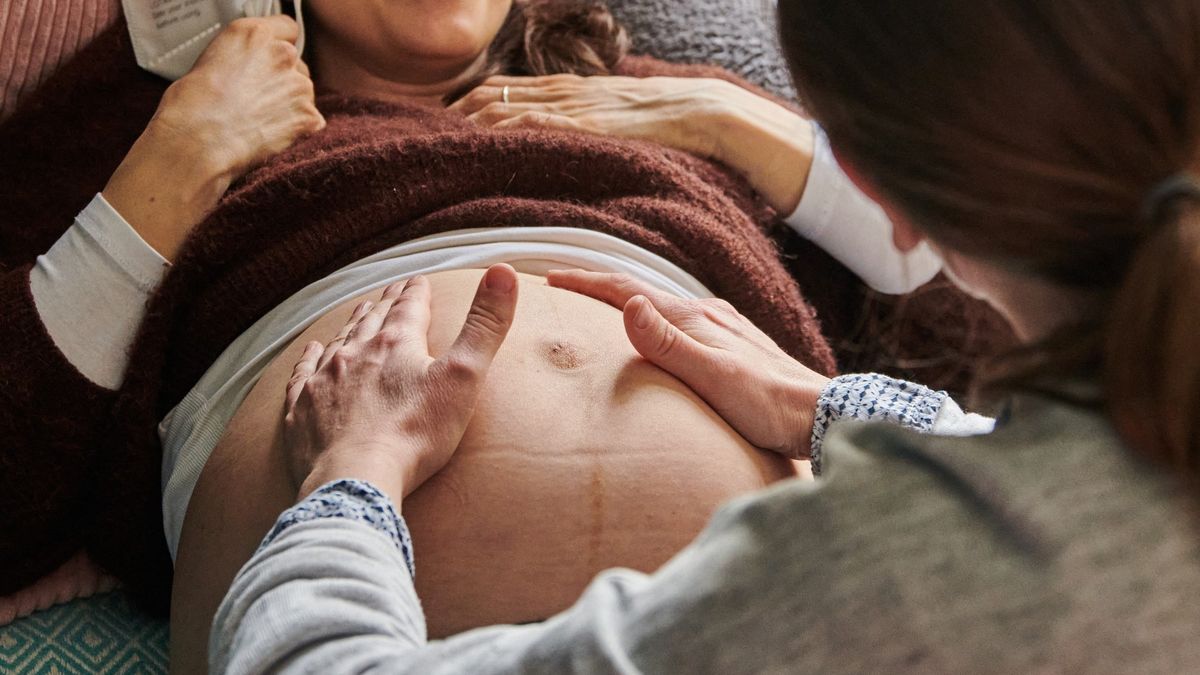 Svět čelí nedostatku porodních asistentek. Důvodem je covid i nedocenění